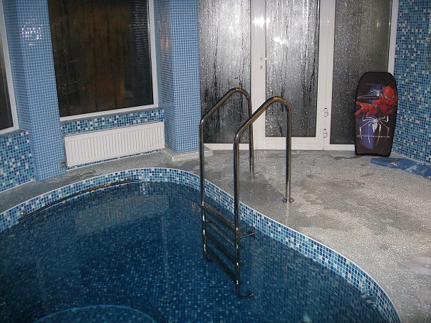 Купить лестницу для бассейна в Москве